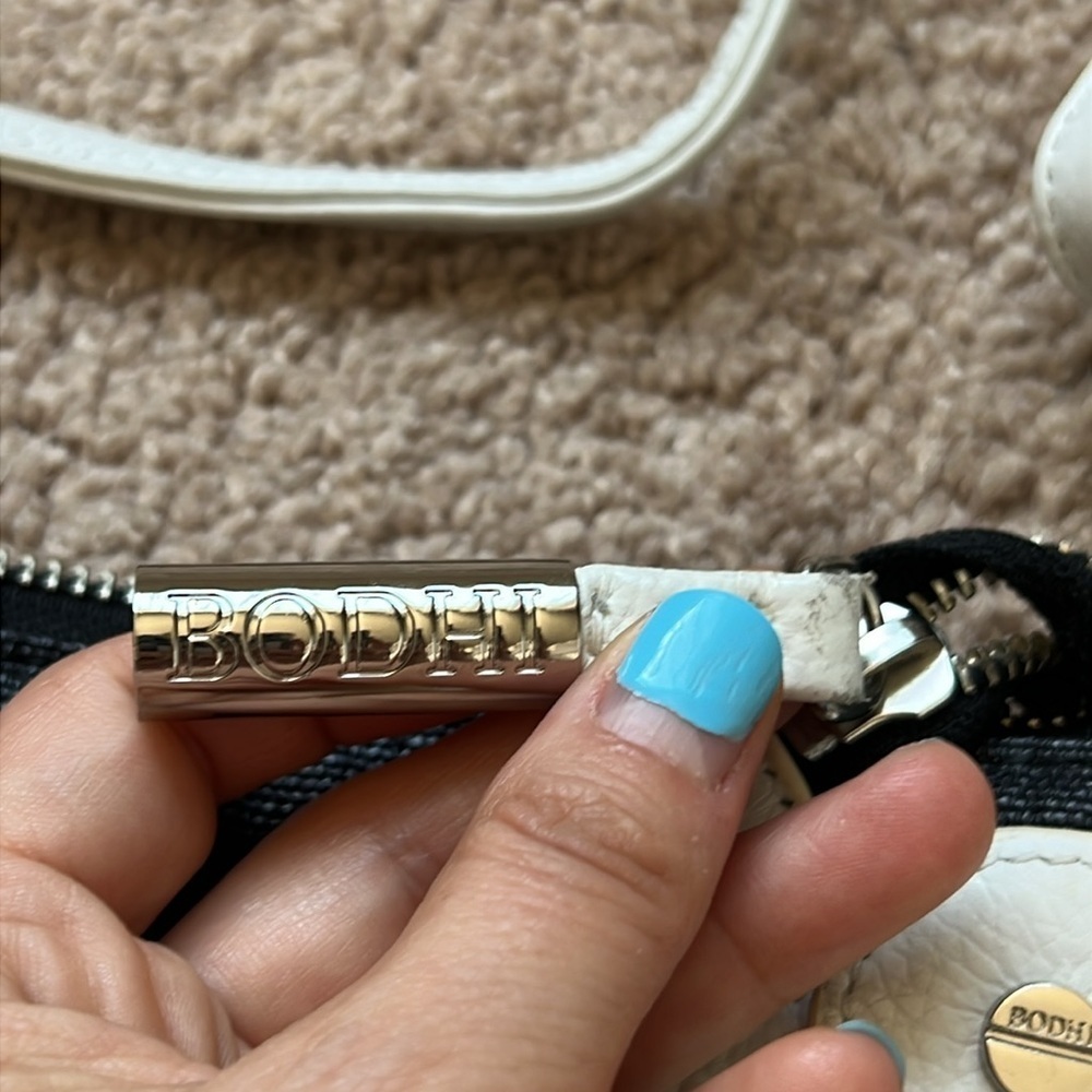 BODHI Leather Crossbody Bag - Picture 3 of 7